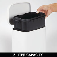 1 x RAW Customer Returns mDesign Trash can with pedal, lid and plastic bucket Waste container made of steel and with 5 liter capacity Small trash can for bathroom, kitchen, office, etc. - white - RRP €30.17