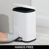 1 x RAW Customer Returns mDesign Trash can with pedal, lid and plastic bucket Waste container made of steel and with 5 liter capacity Small trash can for bathroom, kitchen, office, etc. - white - RRP €30.17