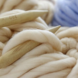 1 x Brand New Maxee Bulky Arm Knitting Wool 500g 2 250g , Bulky Arm Knitting Wool Roving, Coarse Icelandic Wool Core Yarn, Chunky Knit Soft Wool Yarn Blanket Knitting for DIY Sofa Blanket - Cream Pink - RRP €16.99