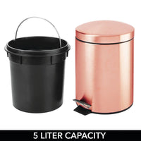 1 x RAW Customer Returns mDesign pedal bin 5 L metal trash can with pedal, lid and plastic insert perfect as a cosmetic bin or wastepaper basket for the bathroom, kitchen, office etc. rose gold - RRP €24.73