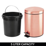 1 x RAW Customer Returns mDesign pedal bin 5 L metal trash can with pedal, lid and plastic insert perfect as a cosmetic bin or wastepaper basket for the bathroom, kitchen, office etc. rose gold - RRP €24.73