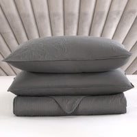 1 x RAW Customer Returns Qucover Double Bedspread 220x240 cm, Summer Quilted Bedspreads in Polyester, Thin Quilted Bedspread with 2 Pillowcases 50x75cm, Multipurpose Bedspread, Dark Gray - RRP €33.99