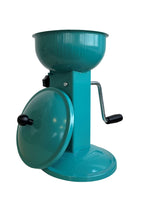 1 x RAW Customer Returns Uzman hazelnut cracker walnut cracker nut cracker walnut cracker crusher walnuts walnut crusher in turquoise with hand crank and elegant design - comfortable manual operation - RRP €50.32