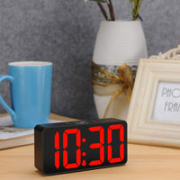 1 x RAW Customer Returns Eachui LED digital alarm clock with USB charging port, large number display, brightness and volume adjustable, snooze, 12 24HR, digital clock mains powered - RRP €20.16