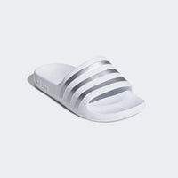 1 x RAW Customer Returns adidas Adilette Aqua, Unisex Flip Flops Kids and Youth, Cloud White Silver Metallic, 28 EU - RRP €19.57