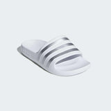 1 x RAW Customer Returns adidas Adilette Aqua, Unisex Flip Flops Kids and Youth, Cloud White Silver Metallic, 30.5 EU - RRP €20.0