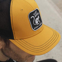 1 x RAW Customer Returns Trucker type cap - Curved visor - Adjustable snapback cap - Patch embroidery Surf Monkey mustard black - RRP €29.75