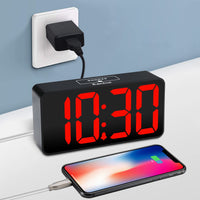 1 x RAW Customer Returns Eachui LED digital alarm clock with USB charging port, large number display, brightness and volume adjustable, snooze, 12 24HR, digital clock mains powered - RRP €20.16