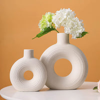 1 x RAW Customer Returns Arawat Pampas Grass Donut Vase Deco Living Room Modern White Donut Vases Aesthetic Decorative Vase Flower Vase Ceramic Tulip Vase Gift Vase 23x20x6.5cm Vase - RRP €19.48