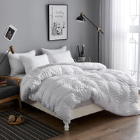 1 x RAW Customer Returns Freyamy Seersucker Bed Linen 135x200cm 4-piece White Embossed Stripes Structured Chic Bedding Plain Microfiber Soft Duvet Cover 2 Duvet Covers with Zipper and 2 Pillowcases 80x80cm - RRP €47.99