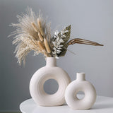 1 x RAW Customer Returns Arawat Pampas Grass Donut Vase Deco Living Room Modern White Donut Vases Aesthetic Decorative Vase Flower Vase Ceramic Tulip Vase Gift Vase 23x20x6.5cm Vase - RRP €19.48