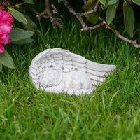 1 x RAW Customer Returns Festive Lights Tastefully and lovingly designed memorial stone with solar-powered LED lighting including batteries, integrated solar panels and twilight switch, angel wings with dog  - RRP €24.99