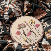 1 x RAW Customer Returns YINVA Embroidery Set Beginners, 2023 New Floral Pattern Plants Cross Stitch Kit Starter Tools Kit with 2 Pieces Plastic Embroidery Hoops, Color Threads and Tools, for DIY Art, Craft, Embroidery Pink  - RRP €14.4