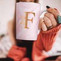 1 x RAW Customer Returns Joymaking Personalized Mug with Letters Coffee Mug with Flower Motif, Name Initial Personal Gifts Coffee Mug for Women Girlfriend, F - 400ml Pink - RRP €19.15