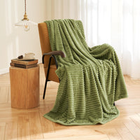 1 x RAW Customer Returns MIULEE Cuddly Blanket Fleece Blanket Flannel Blanket Pompoms Plain Blankets Couch Blanket Fluffy Throw Microfiber Bedspread Sofa Blanket Blanket for Bed Sofa Bedroom Office 150 x 200 cm Green - RRP €29.74