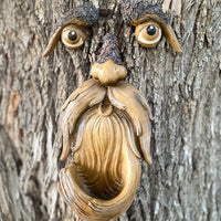 1 x RAW Customer Returns Old Man Tree Hugger, Funny Unique Indoor Outdoor Bird Feeder, Resin Tree Hugger for Yard, Art, Garden Decoration - RRP €24.97