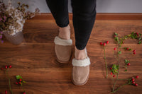 1 x RAW Customer Returns APREGGIO - Warm women s winter slippers made of smooth leather - Wedge sole - Wool insulated - 100 natural product - Closed slippers - Handmade - Brown - Size 39 EU - RRP €17.14