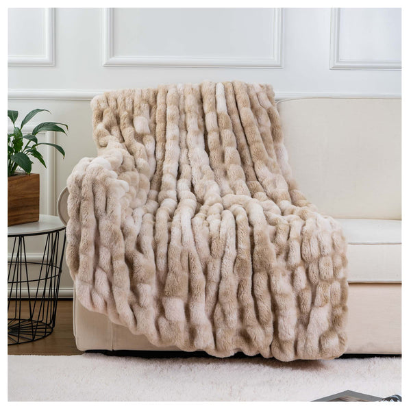 Brand New Pallet - BATTILO HOME Faux Fur Throws - 21 Items - RRP €2099.79