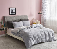 1 x RAW Customer Returns Freyamy Seersucker Bed Linen 200x220cm 3-piece Light Grey Embossed Stripes Structured Bedding Sets Plain Brushed Microfiber Soft Duvet Cover with Zipper and 2 Pillowcases 80x80cm - RRP €41.3