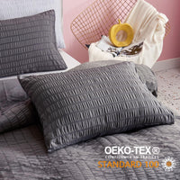 1 x RAW Customer Returns Freyamy Seersucker Bed Linen 220x240cm 3-piece Grey Embossed Stripes Structured Bedding Sets Plain Brushed Microfiber Soft Duvet Cover with Zipper and 2 Pillowcases 80x80cm - RRP €47.35