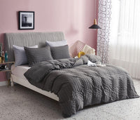 1 x RAW Customer Returns Freyamy Seersucker Bed Linen 220x240cm 3-piece Grey Embossed Stripes Structured Bedding Sets Plain Brushed Microfiber Soft Duvet Cover with Zipper and 2 Pillowcases 80x80cm - RRP €47.35