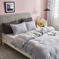 1 x RAW Customer Returns Freyamy Seersucker Bed Linen 200x220cm 3-piece Light Grey Embossed Stripes Structured Bedding Sets Plain Brushed Microfiber Soft Duvet Cover with Zipper and 2 Pillowcases 80x80cm - RRP €41.3