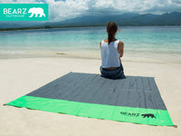 1 x RAW Customer Returns BEARZ Outdoor Blanket, Travel Blanket, Compact Picnic Blanket Waterproof - Ultralight Camping Seat Pad Outdoor, Beach Blanket Sand-Free, Small Camping Blanket - Festival, Camping and Hiking Accessories Green  - RRP €24.99