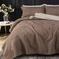 1 x RAW Customer Returns Qucover Bedspread 240x260cm Brown, Cotton Bedspread Bed Cover, Ultra Soft Bedspreads, Quilt with 2 Pillowcases, Sofa Throw Blanket for Bed - RRP €67.5