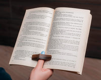 1 x RAW Customer Returns Book Page Holder -Handmade Walnut Thumb Thing - Reading Accessories Gifts for Bookworms, Gift for Book Lovers, Gift for Bookworm, Library Gifts - Book Accessories Medium 22mm - RRP €14.99